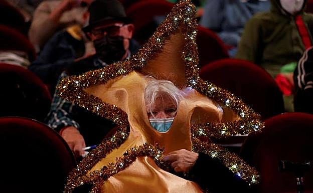 Imagen principal - Alguno de los disfraces de Manoli.