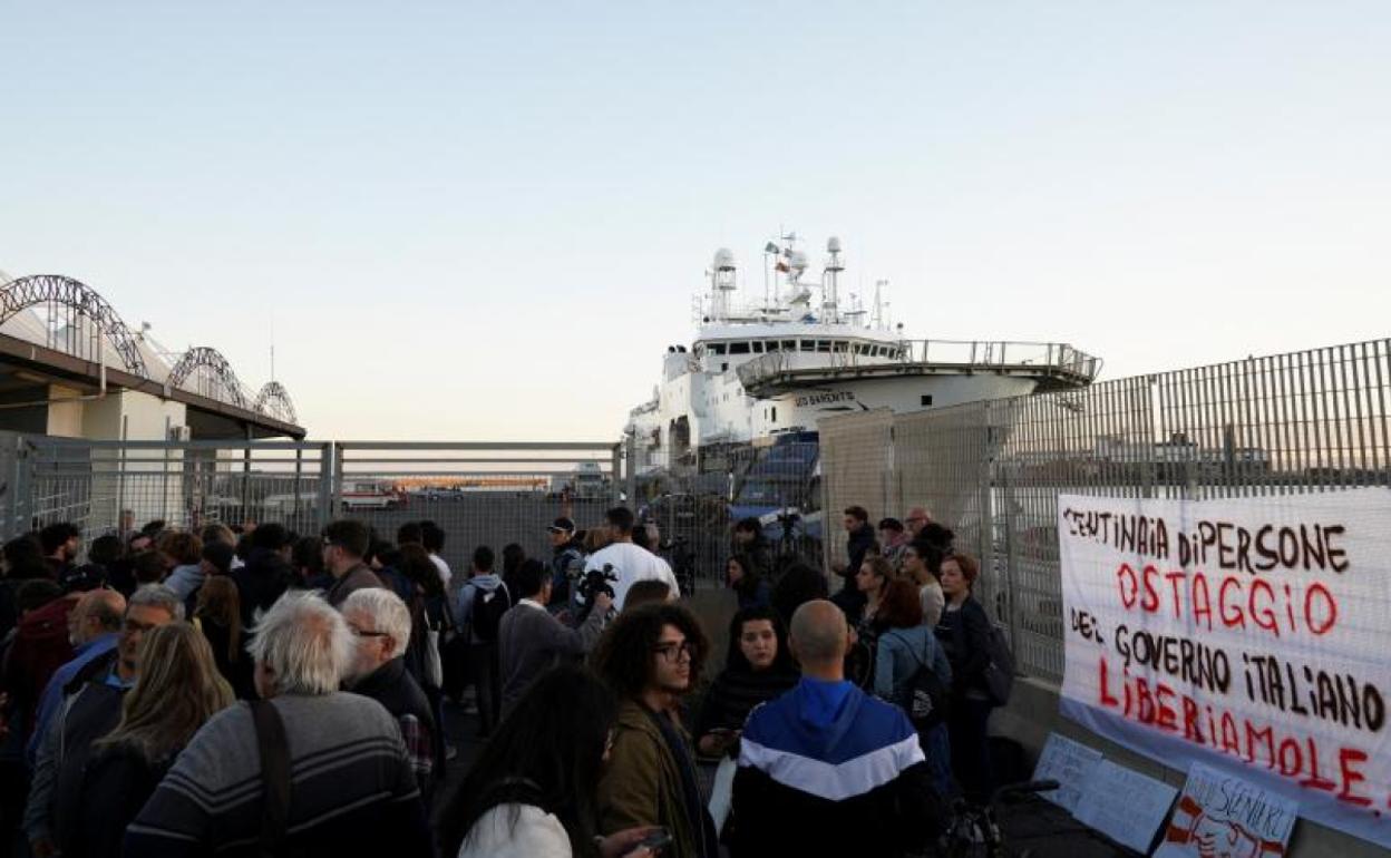 Un grupo de personas se manifiesta a favor de los migrantes, frente al 'Geo Barents', atracado en el puerto de Catania. 