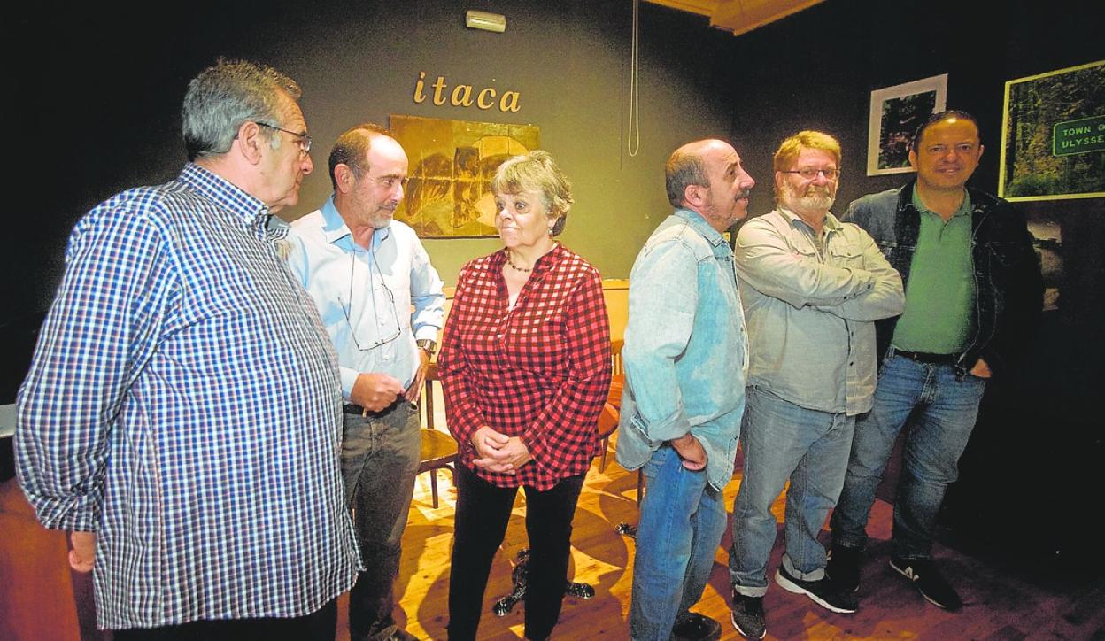 Los activistas sociales, durante la rueda de prensa de ayer en la cafetería Ítaca. 