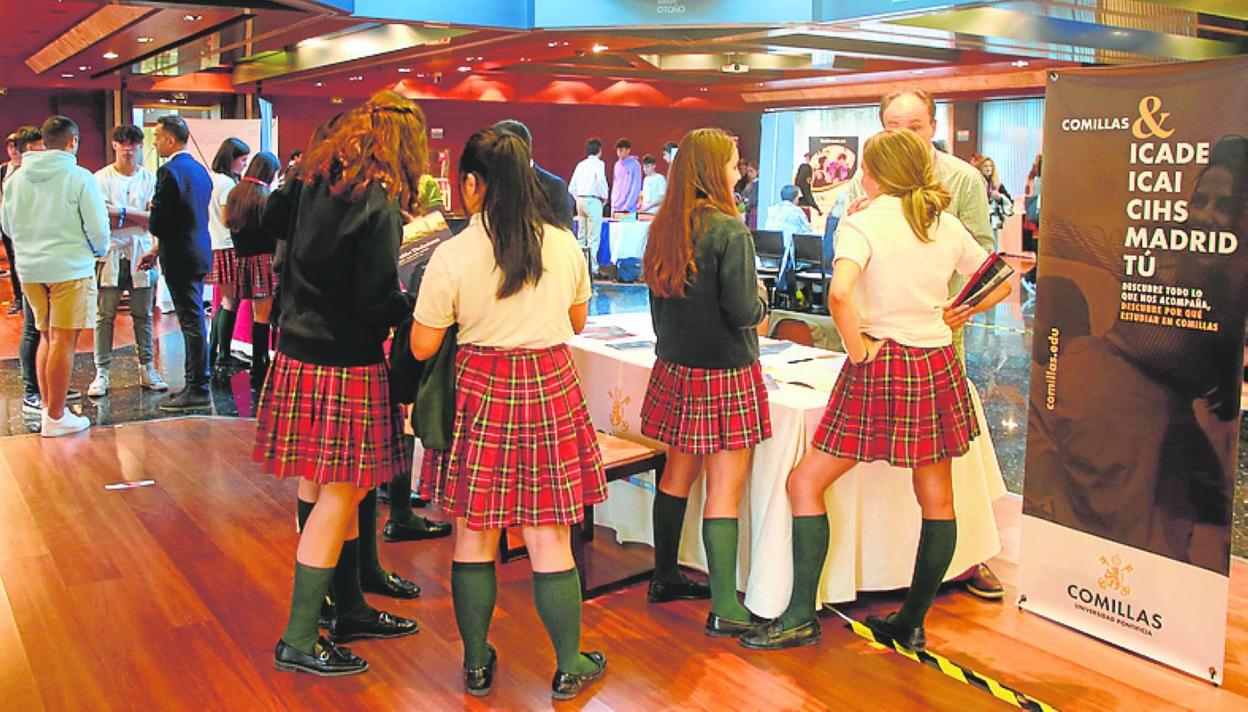 Asistente a la feria, en el hotel Nelva, ayer.