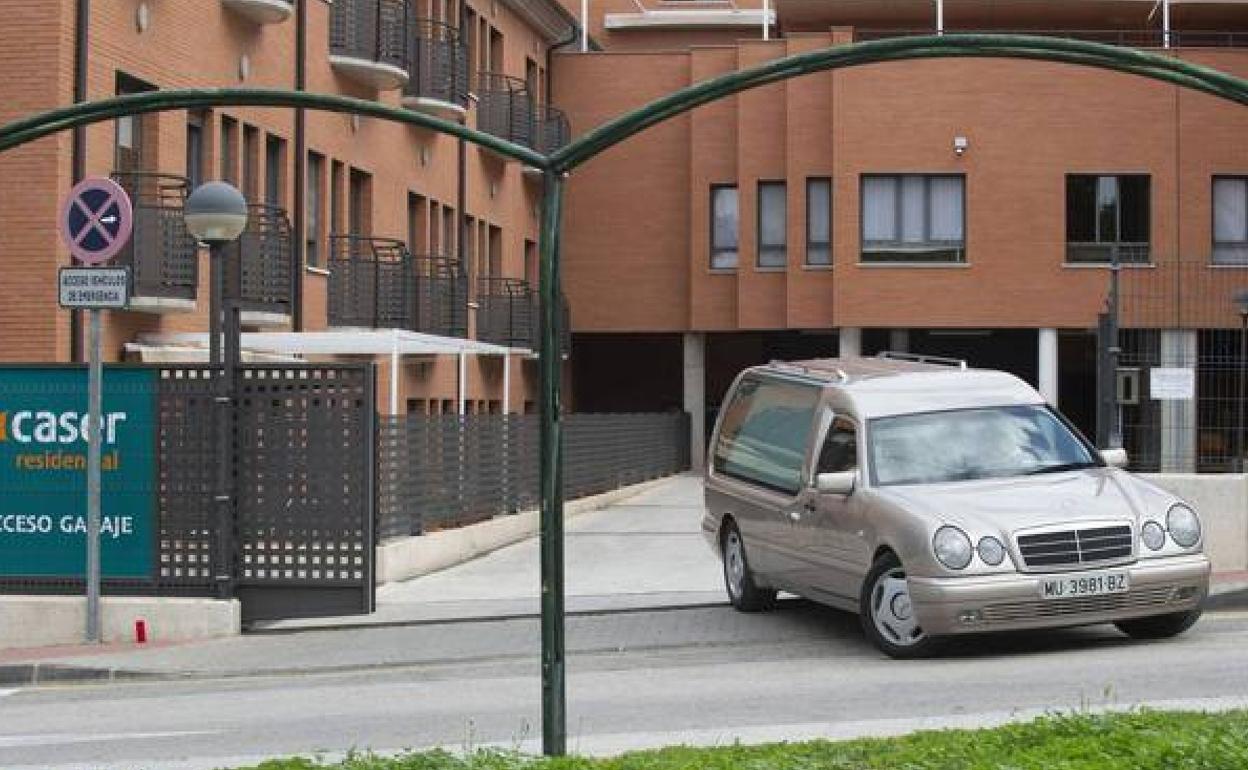 Un coche fúnebre sale de Caser durante la pandemia.