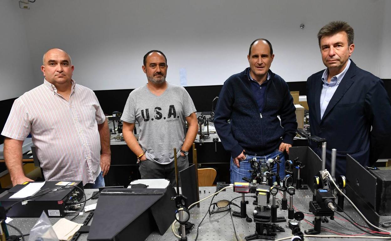 Los investigadores Alberto Cuesta, Juan Bueno, José Joaquin Cerón y Pablo Artal , entre los primeros clasificados, ayer en la UMU. 