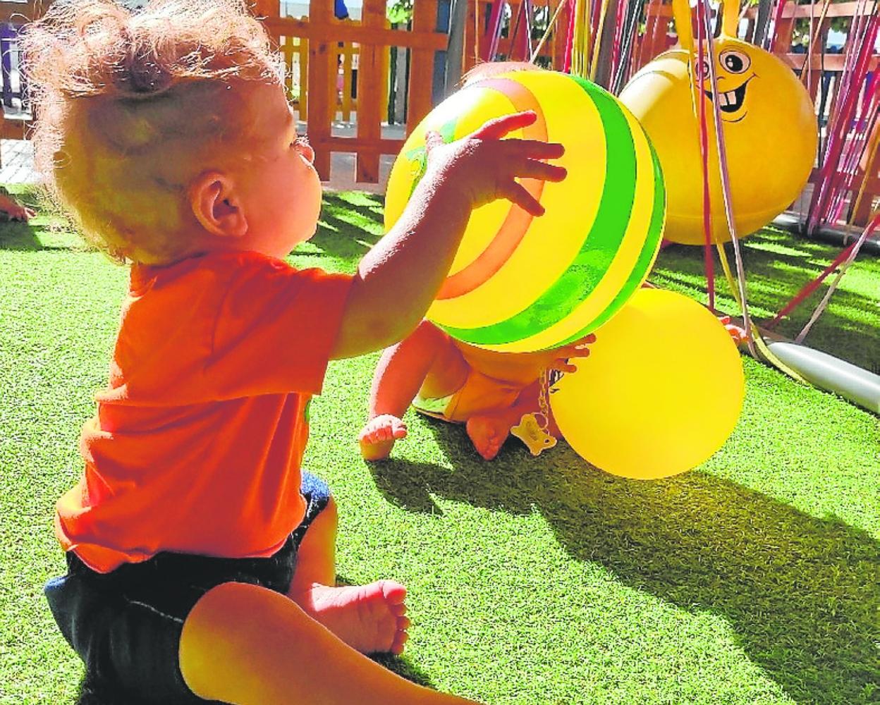 Un niño juega en el patio de una de las aulas de infatil de una cooperativa de enseñanza. 
