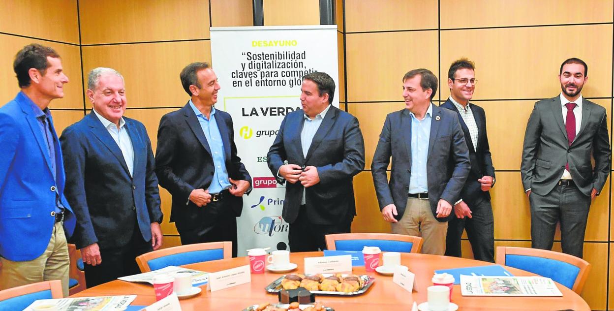 José Manuel Ruiz, Francisco Vidal, Javier López, Alfonso Corbalán, Juan Antonio López Abadía, Adrián Valverde y Juan Luis Chillón, ayer en el desayuno informativo. 