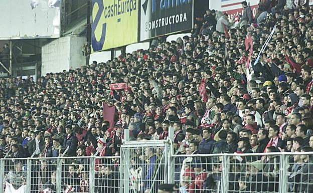 La grada lateral de La Condomina, a reventar en el Real Murcia-Deportivo de Copa de 2003. 