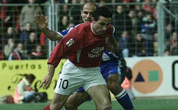 Ismael, presionado por Manuel Pablo, en el Murcia-Dépor.