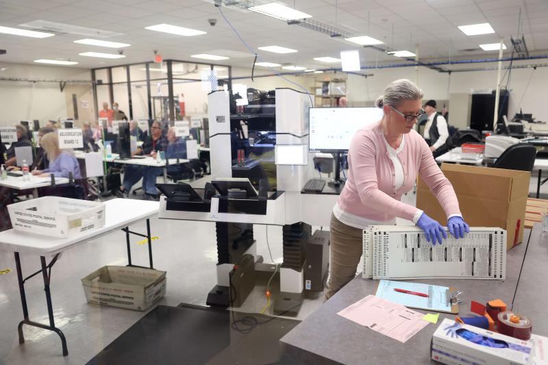 Recuento de votos en el centro de tabulación electoral de Arizona