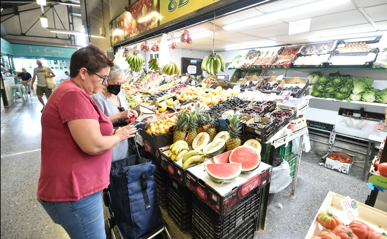 Clientas en el mercado de Verónicas de Murcia, en una foto de archivo.