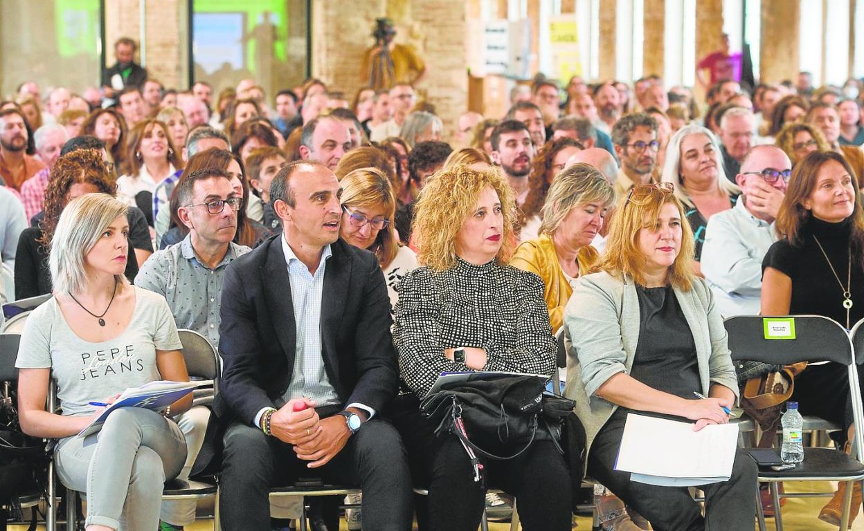 Docentes y directivos atienden en una de las ponencias, ayer, en el congreso nacional de FP, en el Cuartel de Artillería de Murcia. 