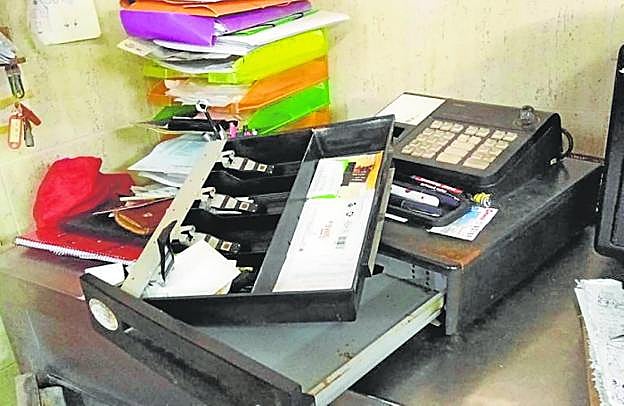 La caja registradora desvalijada en un local, en Torre Pacheco, la madrugada del pasado jueves.