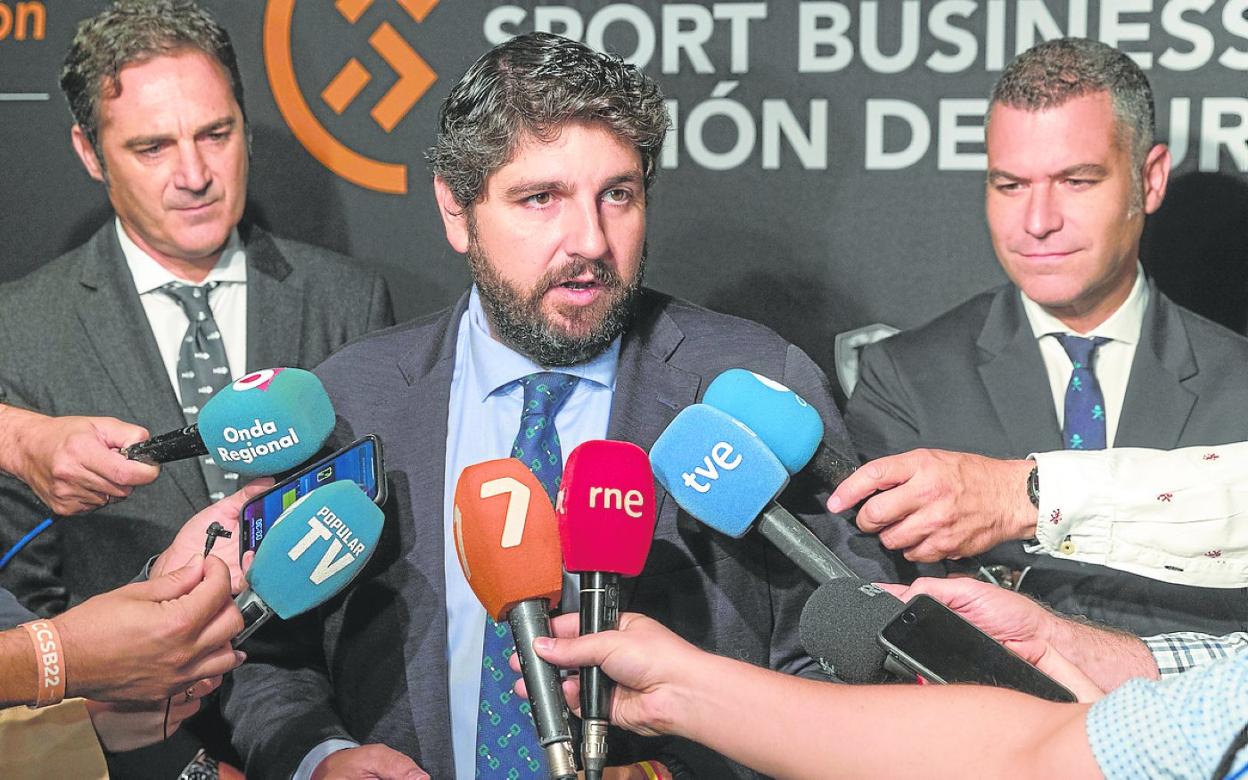 López Miras, en el congreso Costa Cálida Sport Business, en el Teatro Circo de Murcia. 