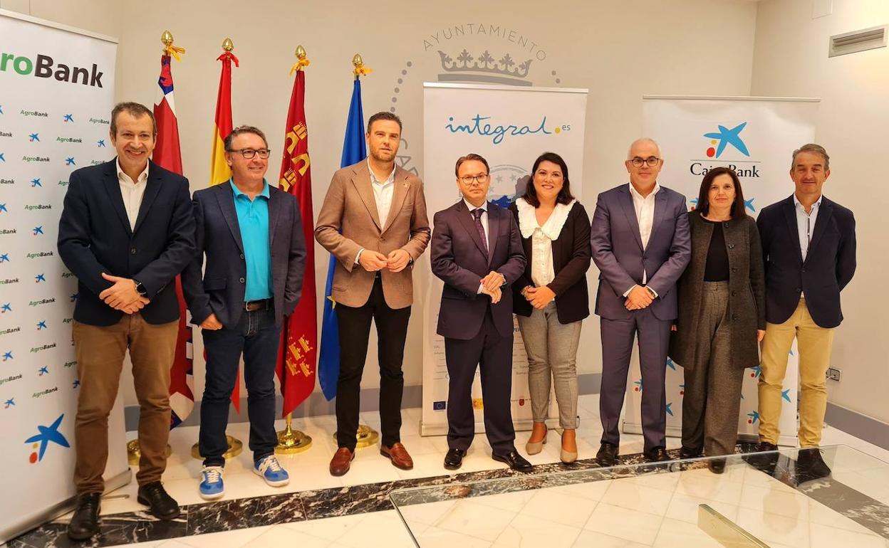 Firma del acuerdo entre el Ayuntamiento de Caravaca y Caixabank.