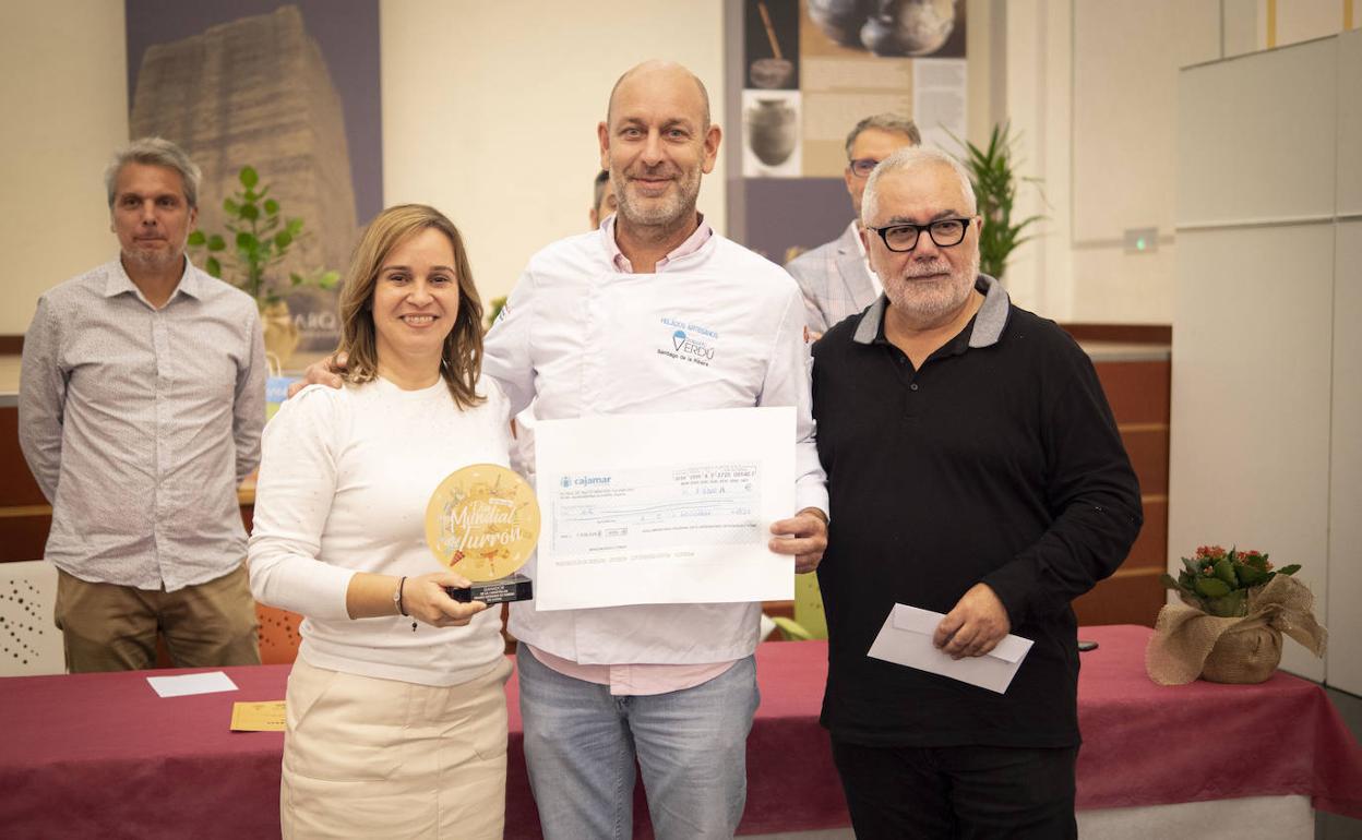 Roberto Verdú recibe el premio como ganador de la I Muestra de Helado Artesano de Turrón de Jijona. 