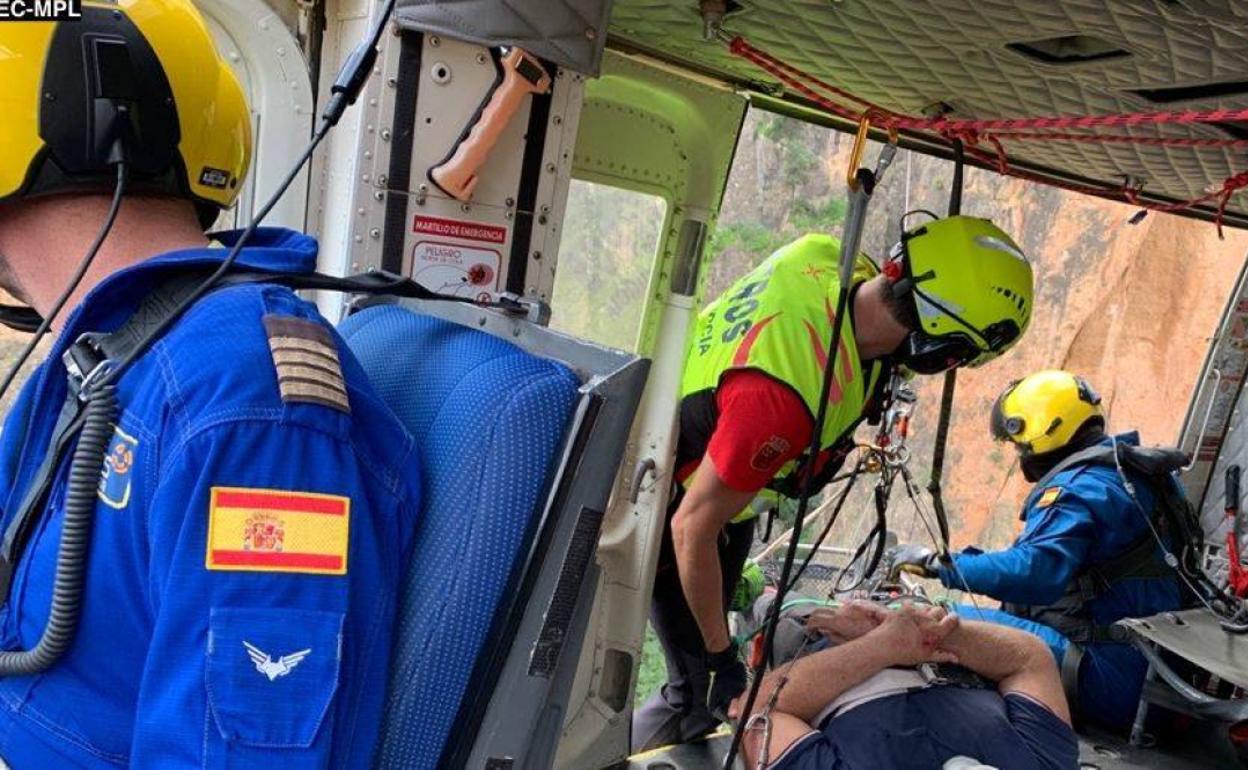 Bomberos rescatan en helicóptero al senderista herido en Cieza. 