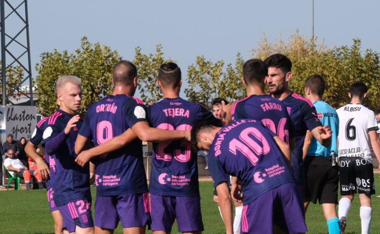 Los jugadores del Cartagena celebran el gol de la victoria. 