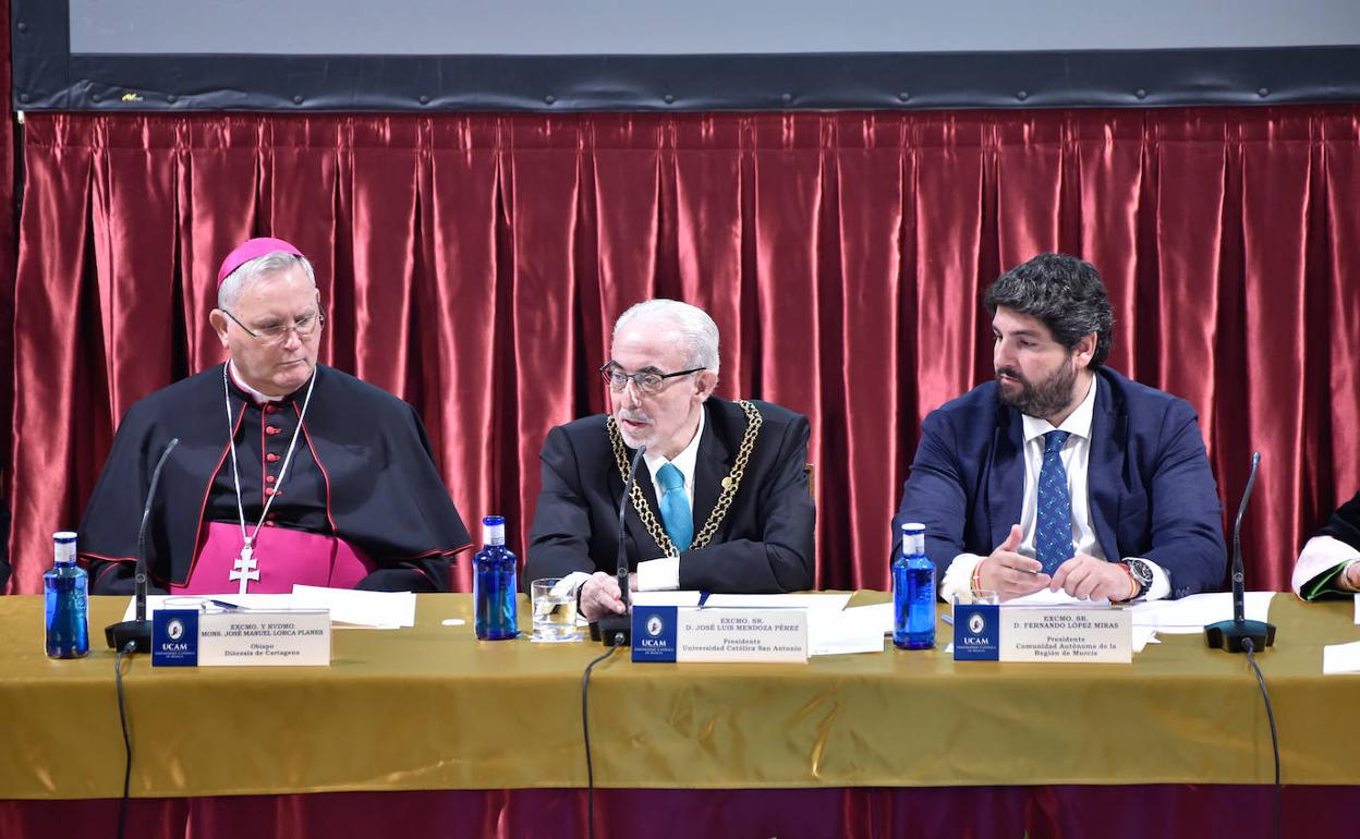 De izquierda a derecha, el obispo de la Diócesis de Cartagena, José Manuel Lorca Planes; el presidente de la UCAM, José Luis Mendoza; y el presidente regional, Fernando López Miras, este lunes, durante la apertura del curso académico de la Católica. 