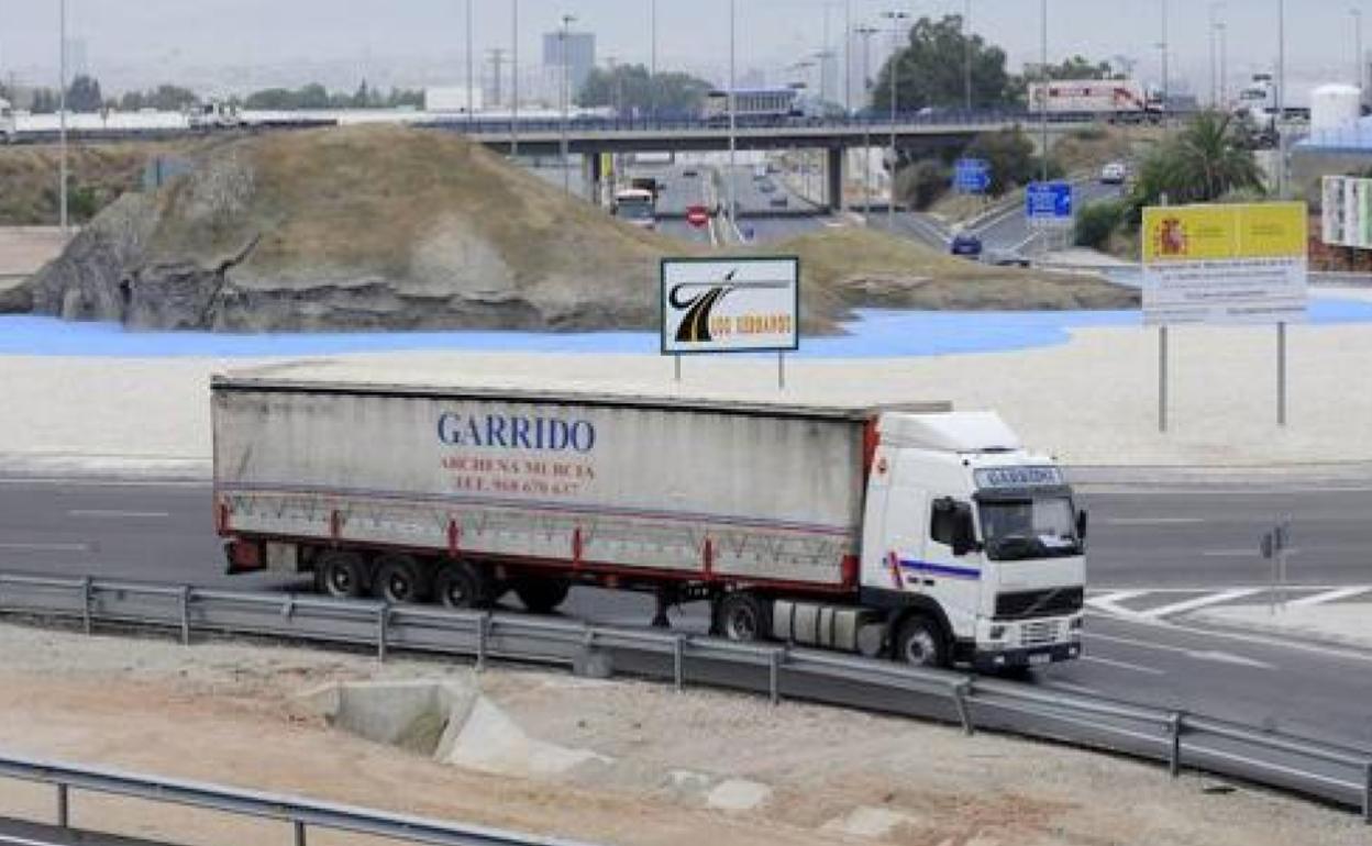 Un camión en la rotonda de Isla Grosa, en una imagen de archivo. 