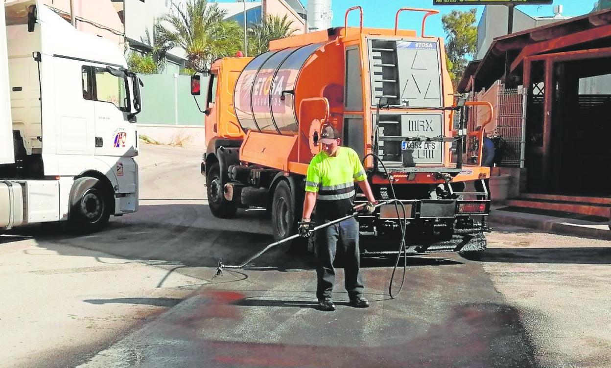 Un operario pavimenta una de las calles de La Polvorista. 