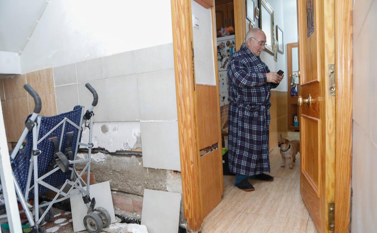 Ramón Serrano junto a la entrada de su casa que presenta importantes grietas.