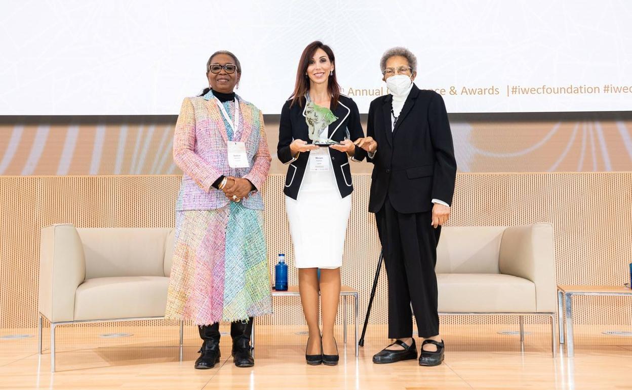 Miriam Fuertes recibe el galardón de manos de Ibukun Awosika, presidenta de IWEC y de Ruth A. Davis, Chairperson de IWEC.
