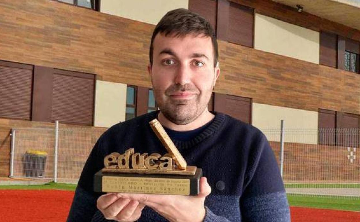 Rubén Martínez posa con el premio ganado en 2021 como segundo mejor docente de España, en la categoría de Educación No Formal.