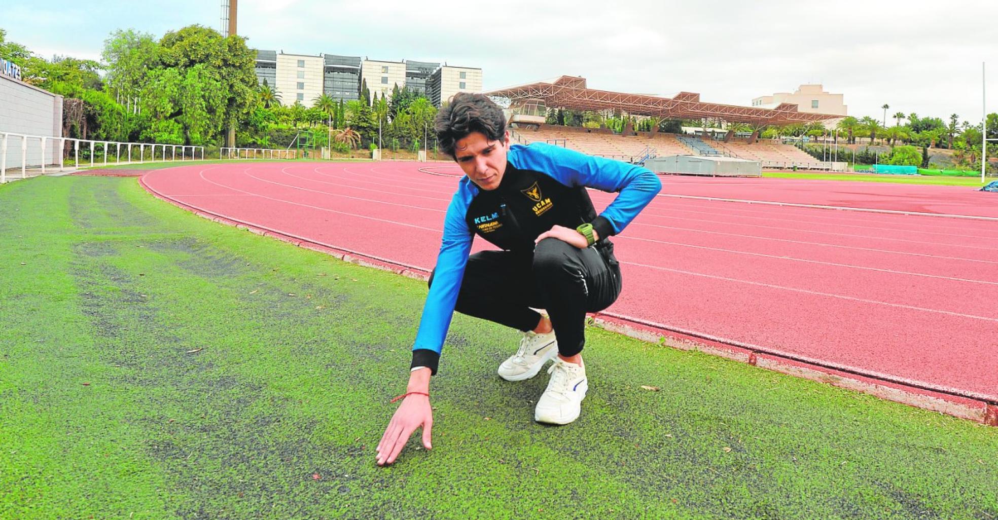 El atleta Sergio Fernández, ayer, muestra una de las deficiencias de Monte Romero. 