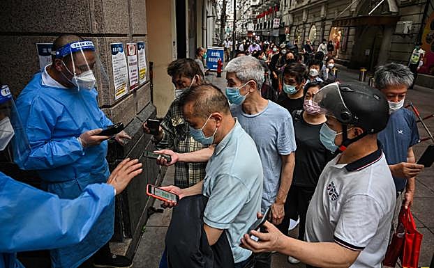Las aplicaciones que rastrean los movimientos de la población son imprescindibles para acceder a cualquier servicio público.