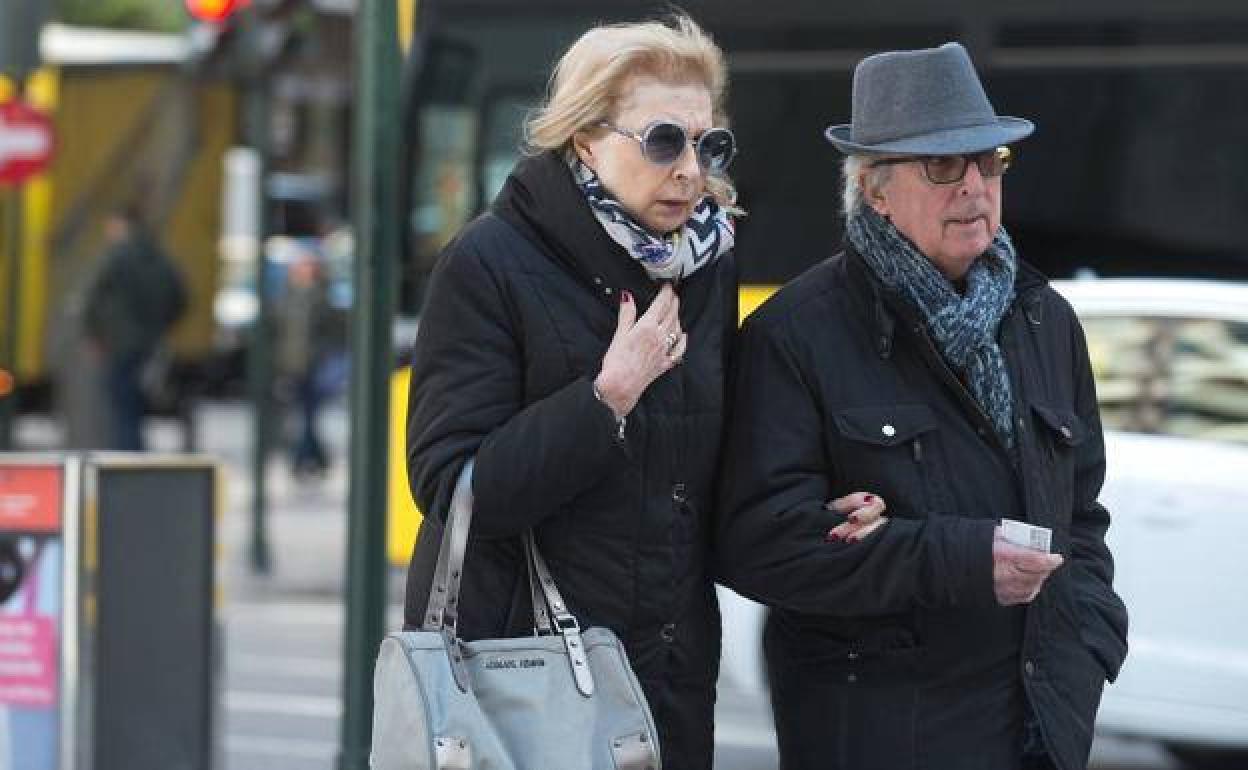 Una pareja se protege del frío durante un paseo, en una imagen de archivo.