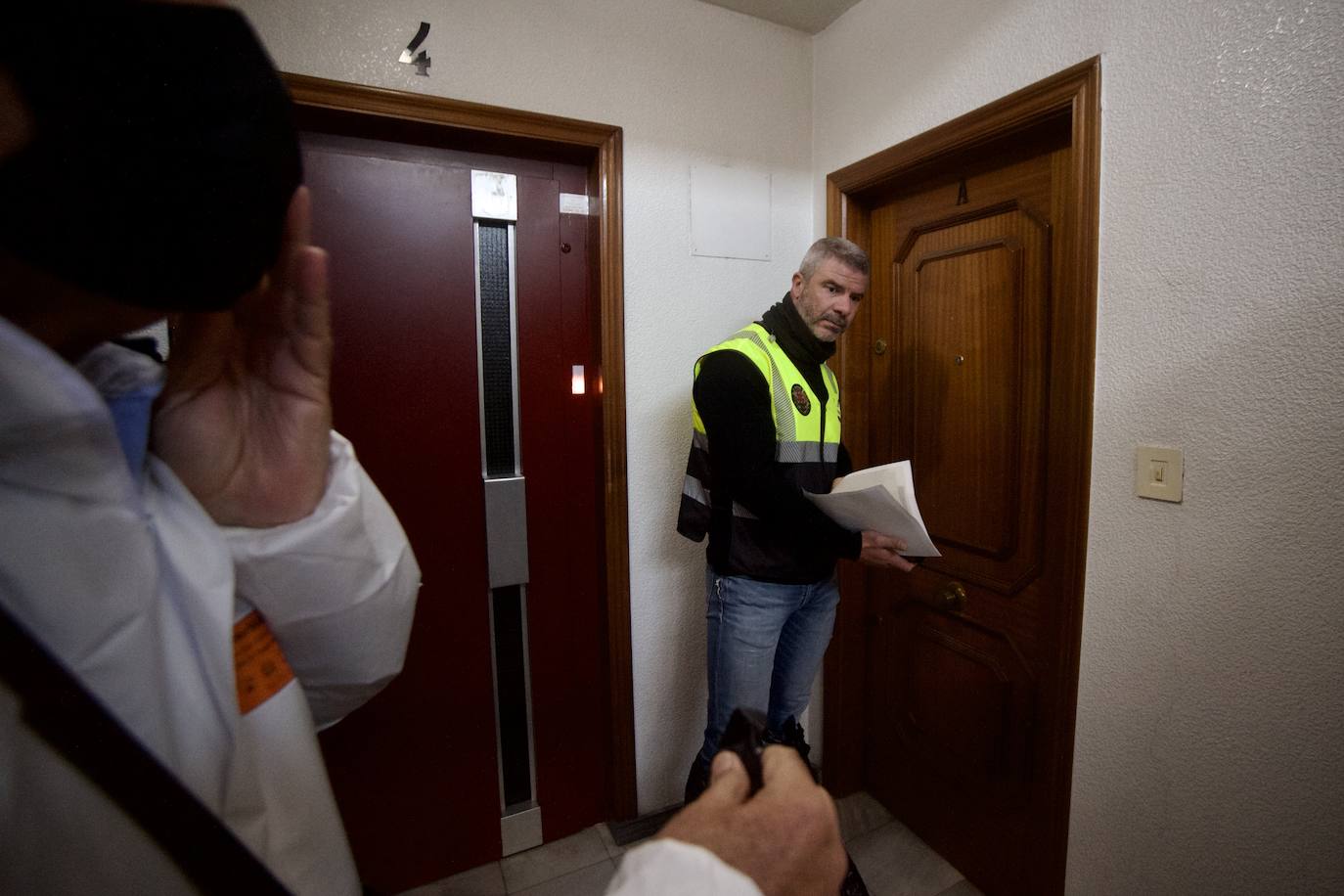 Fotos: Desinfectan un piso en Beniaján donde se acumulaban heces y basuras