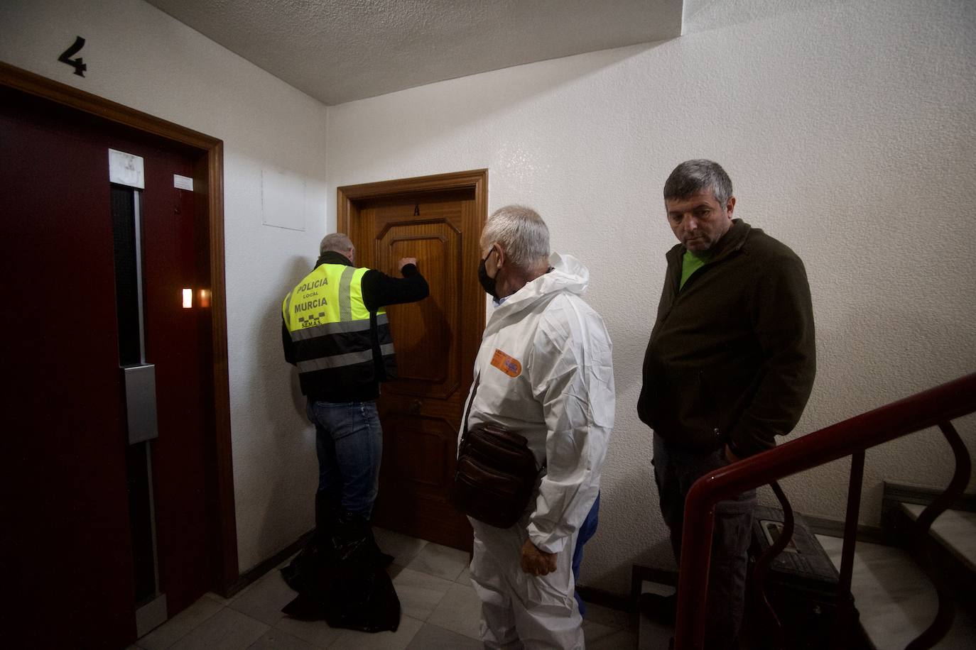 Fotos: Desinfectan un piso en Beniaján donde se acumulaban heces y basuras