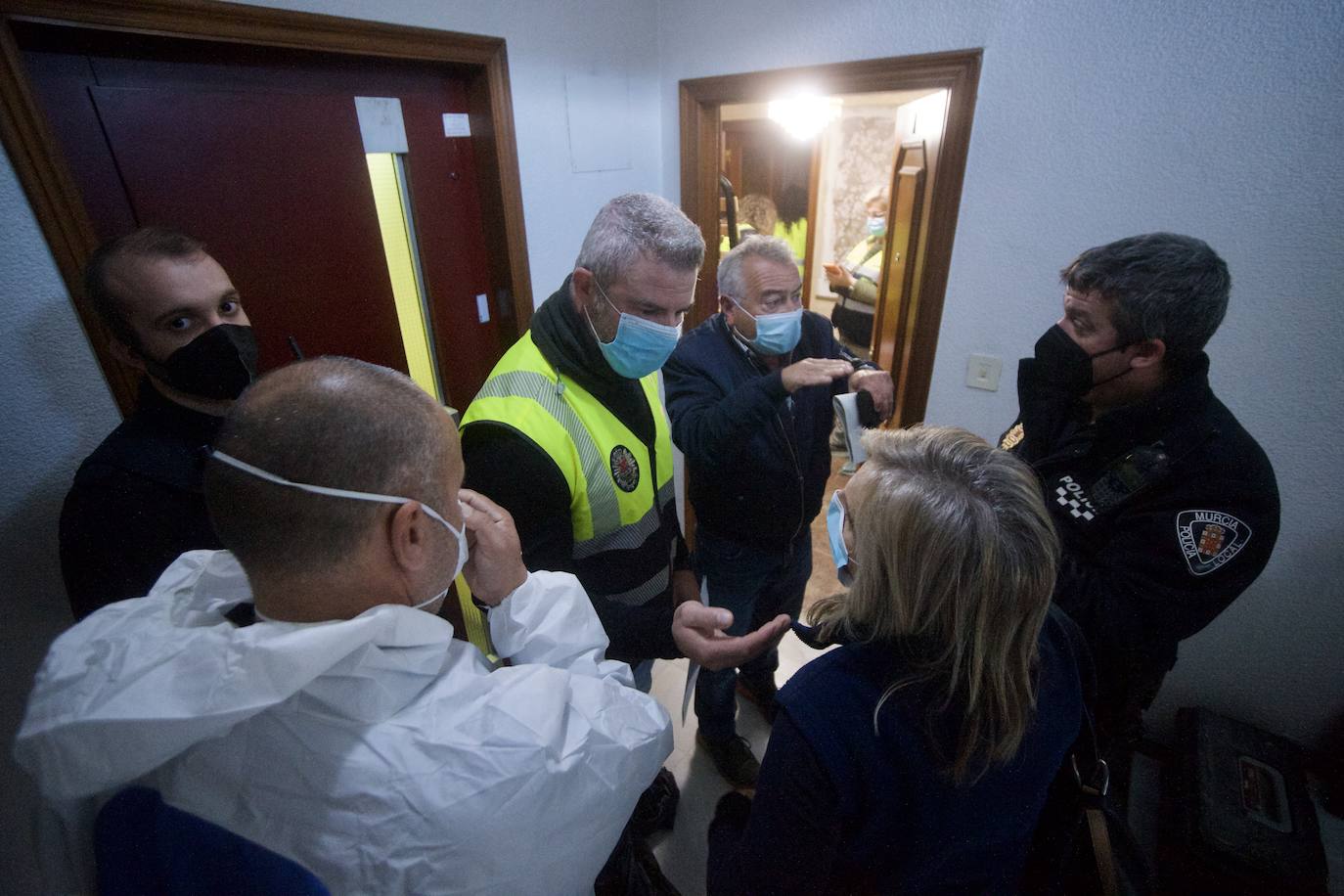 Fotos: Desinfectan un piso en Beniaján donde se acumulaban heces y basuras