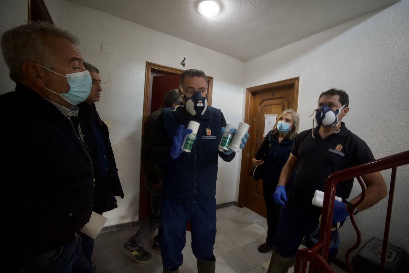 Fotos: Desinfectan un piso en Beniaján donde se acumulaban heces y basuras