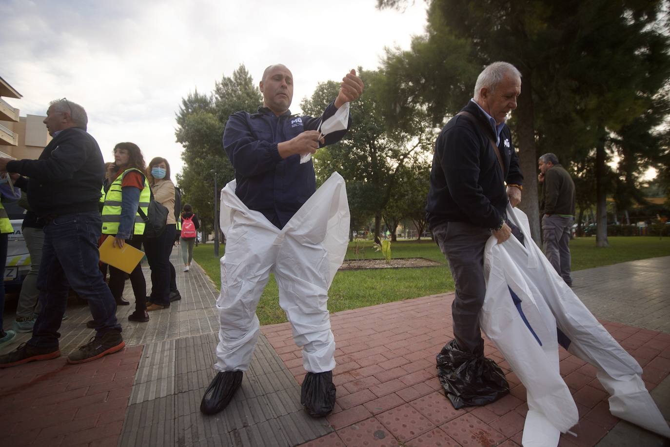 Fotos: Desinfectan un piso en Beniaján donde se acumulaban heces y basuras