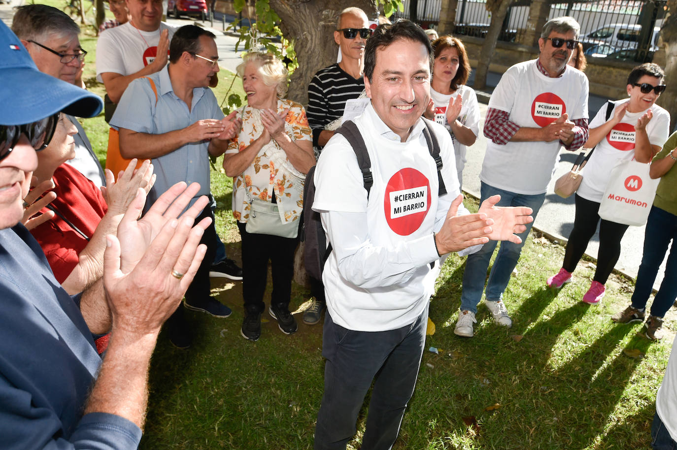 Fotos: Vecinos del barrio del Carmen se atan a moreras para protestar por el plan de movilidad