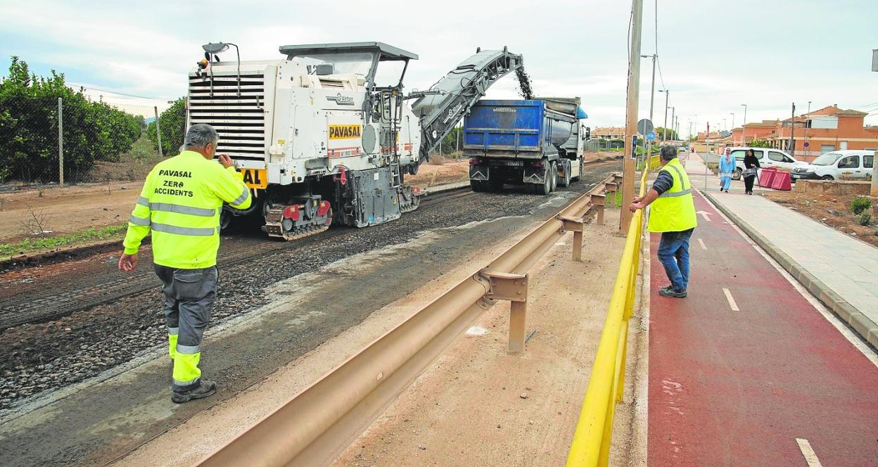 Máquinas y obreros, en el comienzo de las obras de arreglo de un tramo entre Pozo Estrecho y Miranda. 