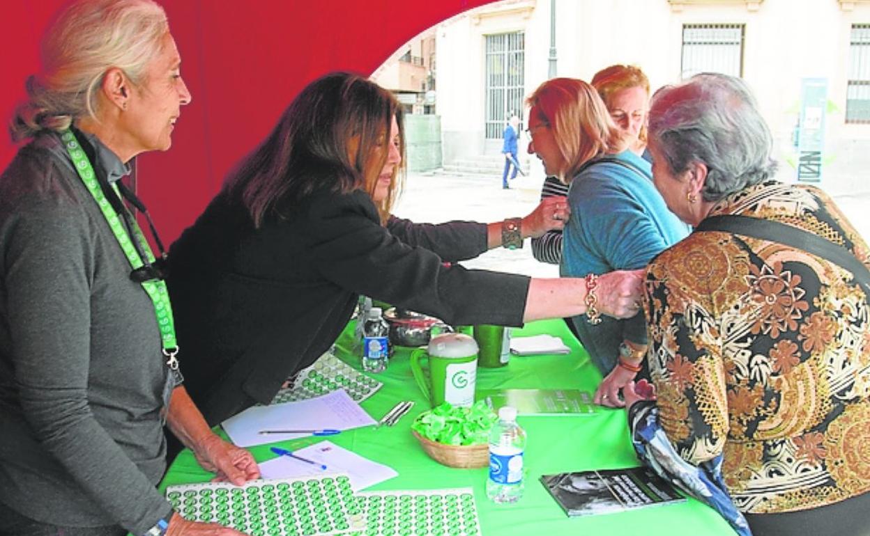 Varias personas donando en la plaza del Ayuntamiento. 