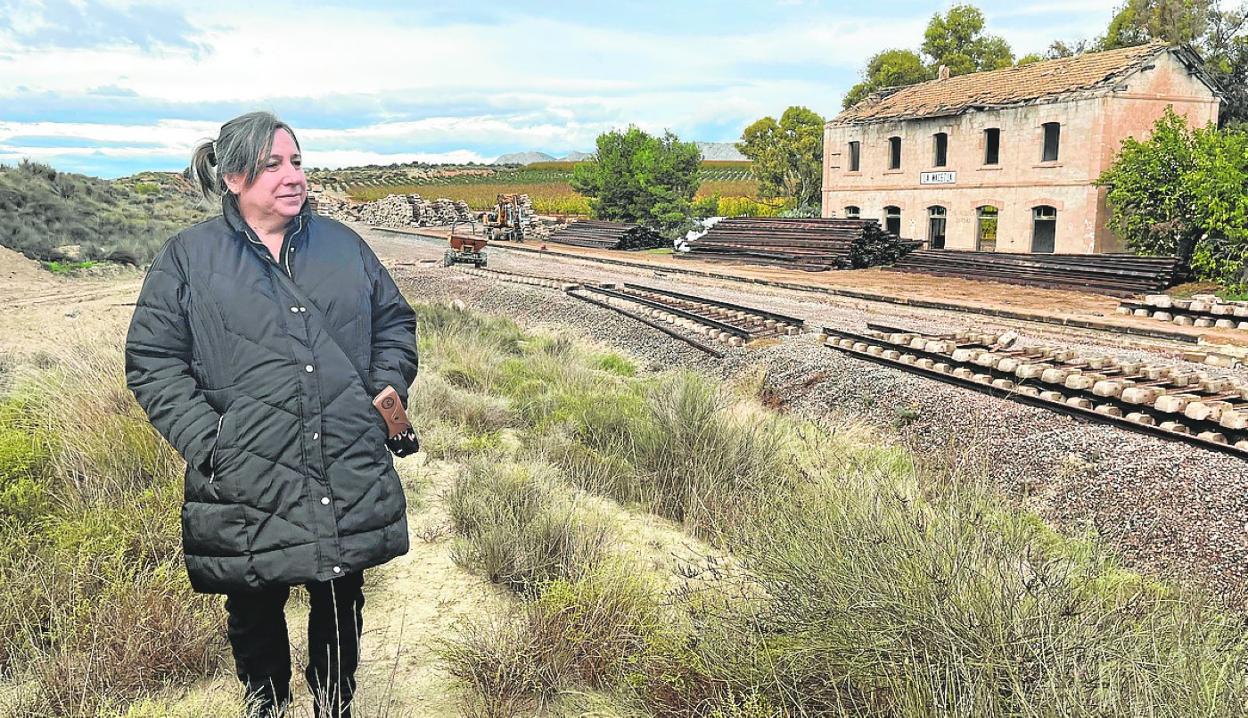 La teniente de alcalde de Hellín María Jesús López, ayer, en el antiguo apeadero de Macetúa en Cieza. 