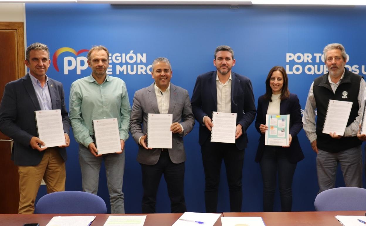 Representantes de las organizaciones agrarias, junto al consejero y el diputado en la sede del PP. 