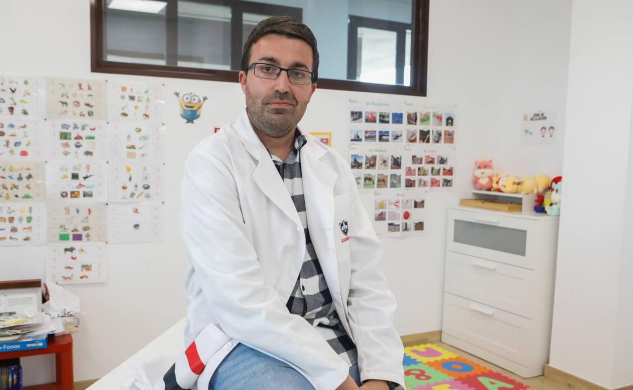 Rubén Martínez, en el aula del centro donde imparte clases. 