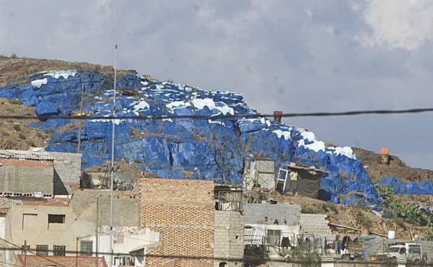 Montaña azul de Cabezo de Torres (Murcia). Las piedras fueron pintadas por un vecino del pueblo, ya fallecido.