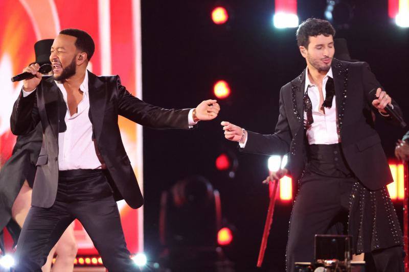 John Legend y Sebastian Yatra. 