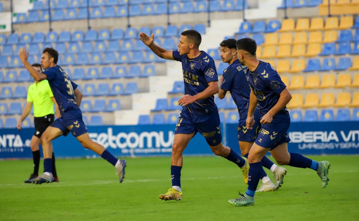 Jugadores del UCAM durante el encuentro.