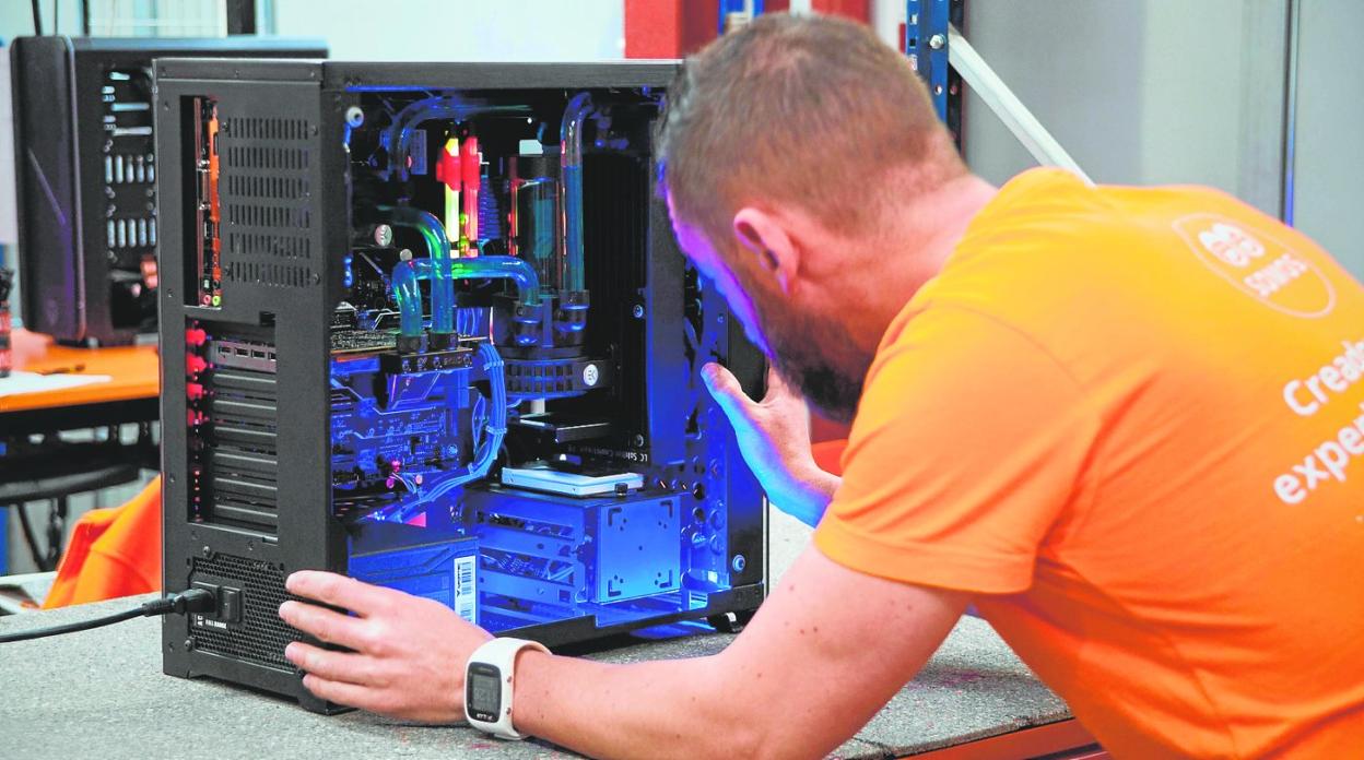 Montaje de un ordenador en PcComponentes (Alhama); es una de las pocas compañías que producen ordenadores de marca propia en España.