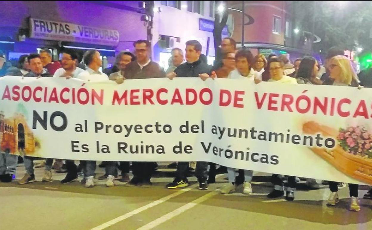 Los placeros de Verónicas portan su propia pancarta, ayer, en la manifestación.