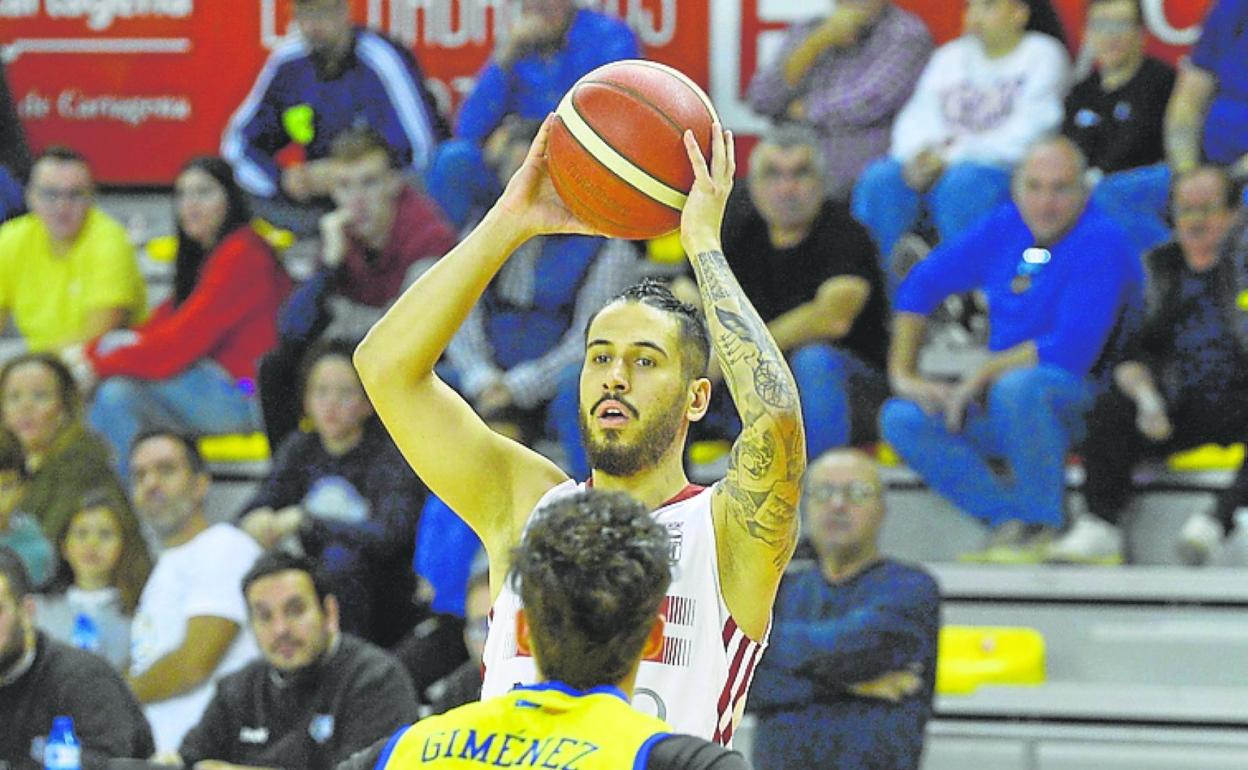 Víctor Aguilar busca el pase, ayer, en el Palacio. 