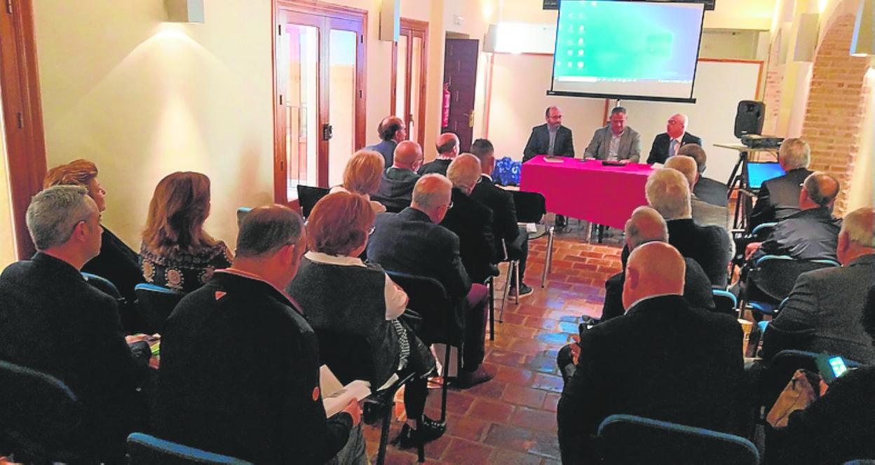 Asistentes al congreso en Pliego escuchan una charla. 