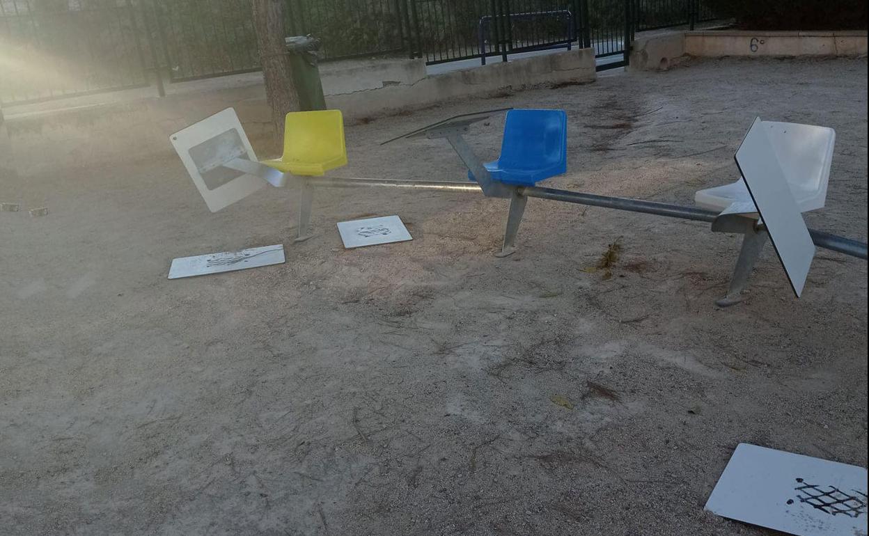Destrozos en el mobiliario del aula al aire libre del colegio de Barqueros.