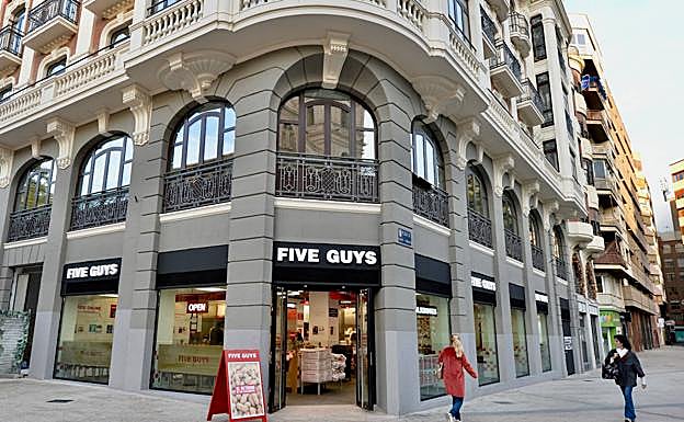 Galería. Imagen del exterior del local.