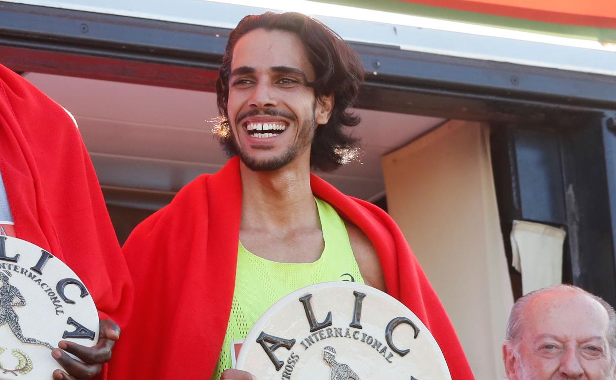 Katir, con la placa acreditativa de mejor atleta español en Itálica. 