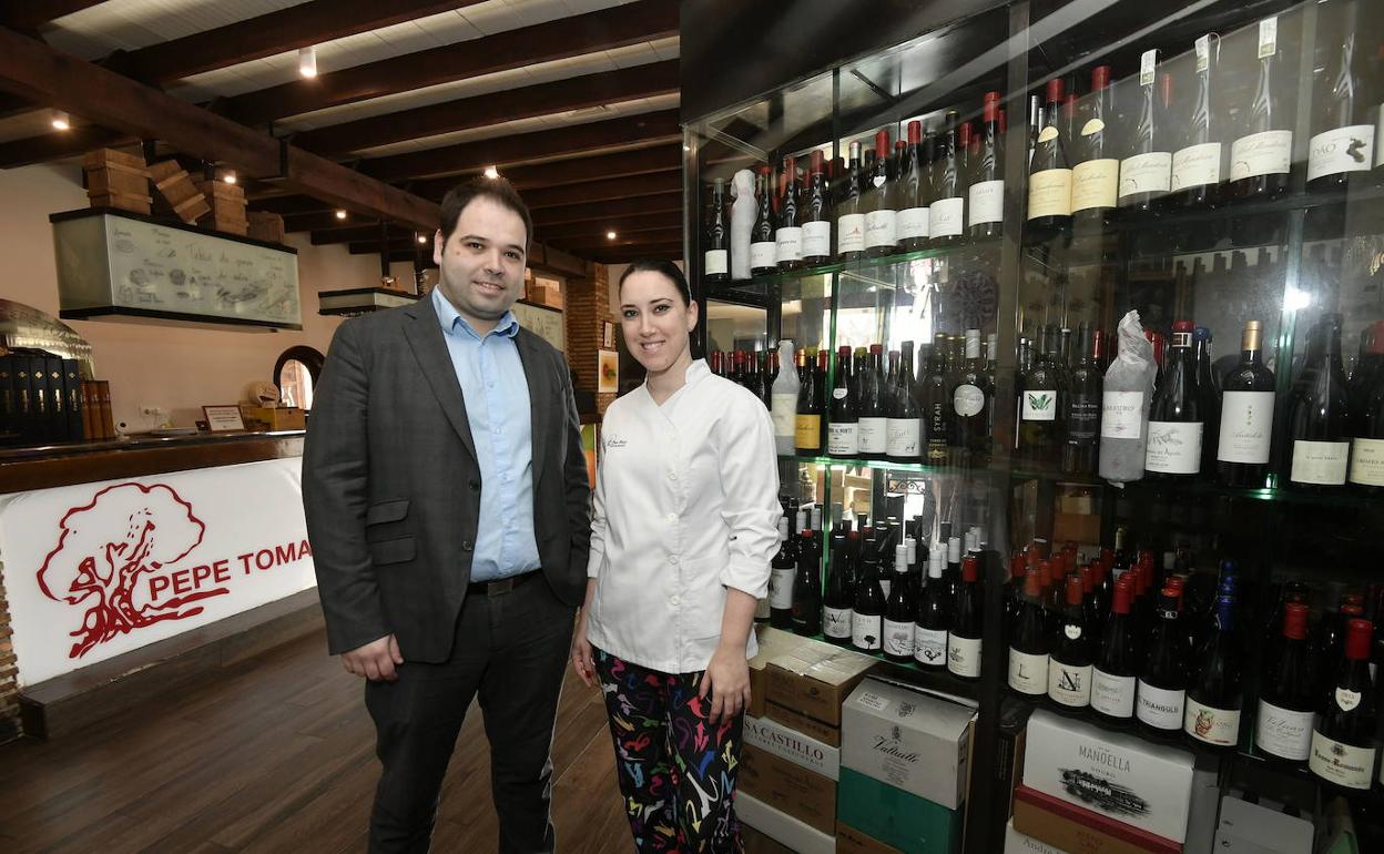 Fran Saura, sumiller, y Carina Martínez, jefa de cocina del restaurante Pepe Tomás de Torreagüera, en una imagen de archivo. 